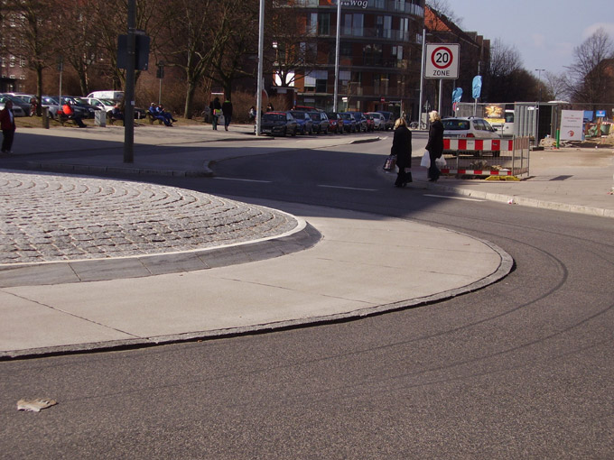 Verkehrsinsel vor dem Kaufhaus Globetrotter in Barmbek