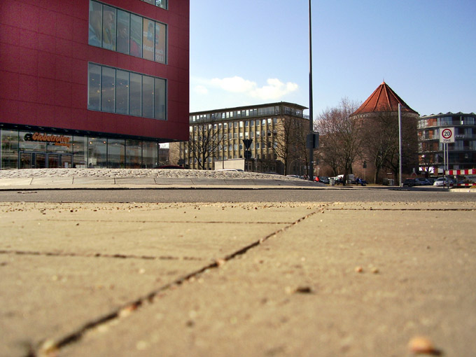 Verkehrsinsel vor dem Kaufhaus Globetrotter in Barmbek