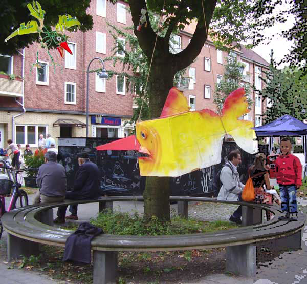 Fischfigur mit Vogelschnabel im Baum