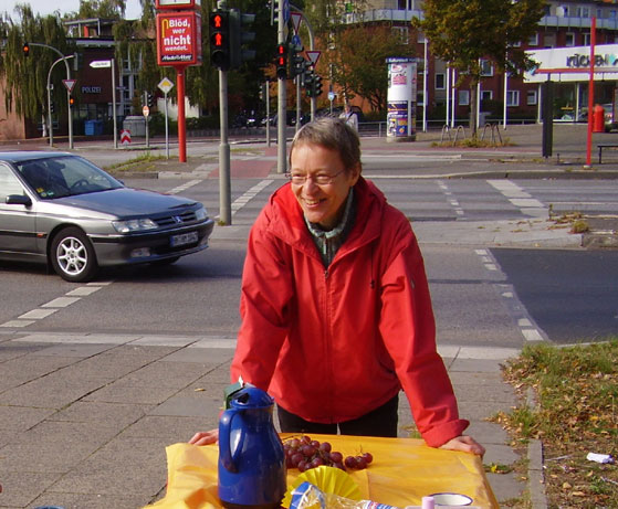 Birgit von Oer auf Verkehrsinsel